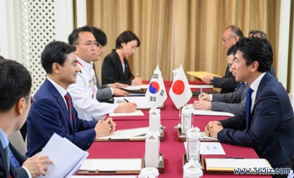 当地时刻5月30日，韩国国防部主座安圭伯和日本防护大臣小泉进次郎举行会谈。 韩国国防部向韩媒提供
